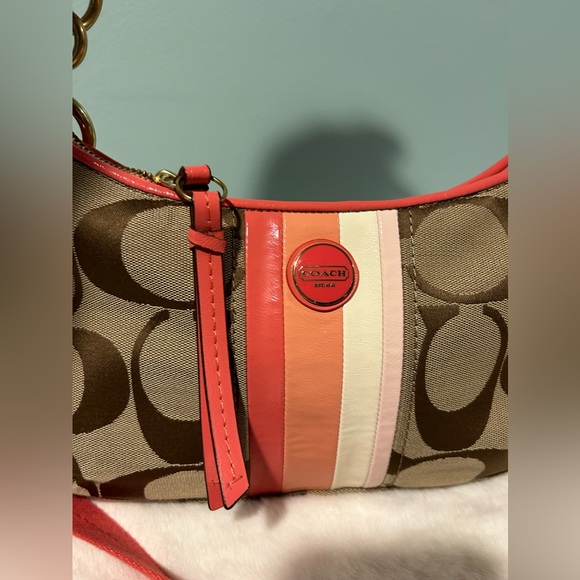 COACH Pouchette and Sling bag in great condition. Authentic pre-owned - Picture 9 of 10